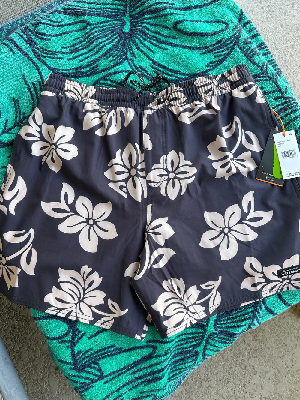 🌴NWTs Quiksilver Black Swim Trunks with Beige Hawaiian print🌴
